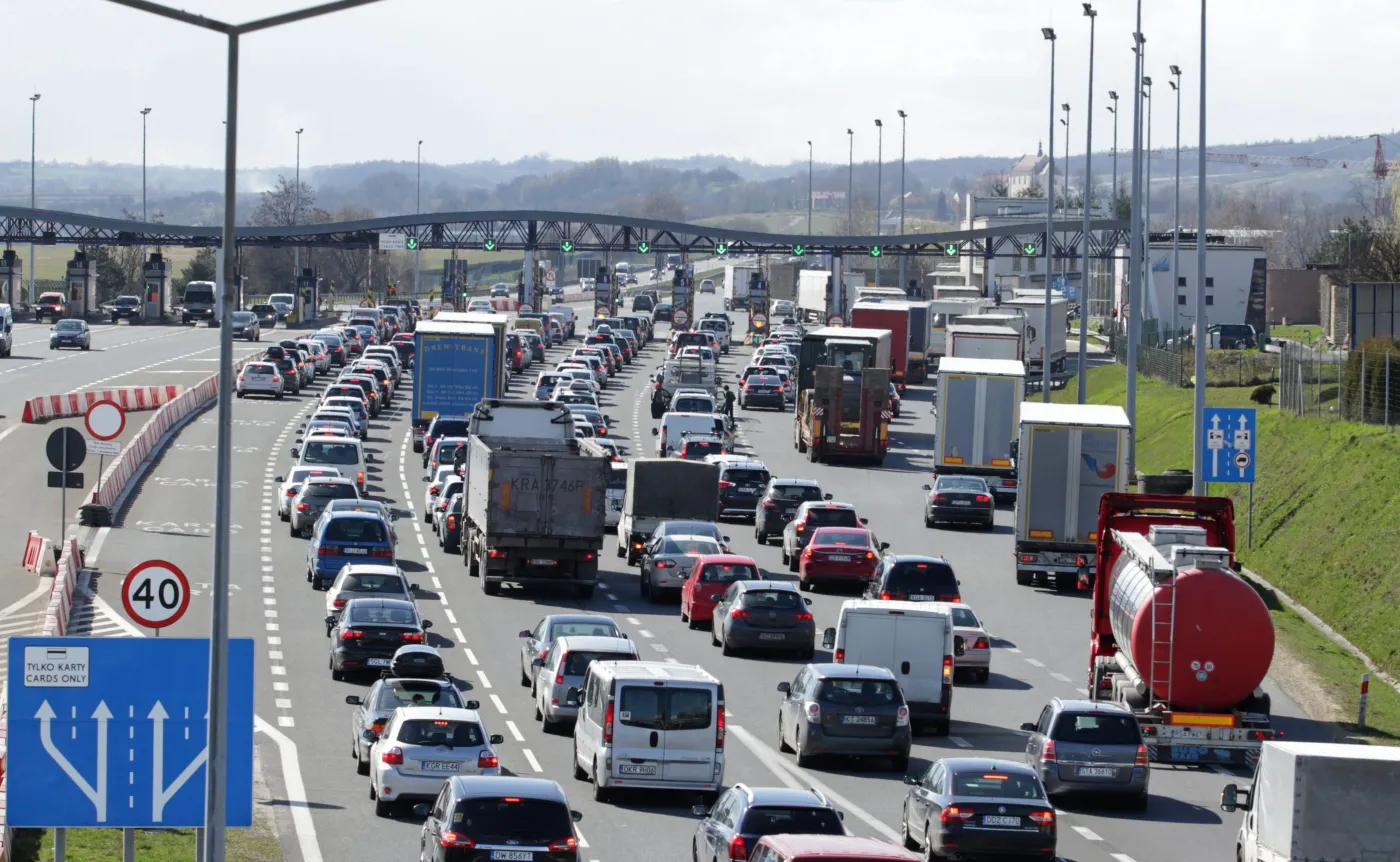 Tłok na autostradzie A4 w stronę Katowic, przed punktem poboru opłat w podkrakowskich Balicach