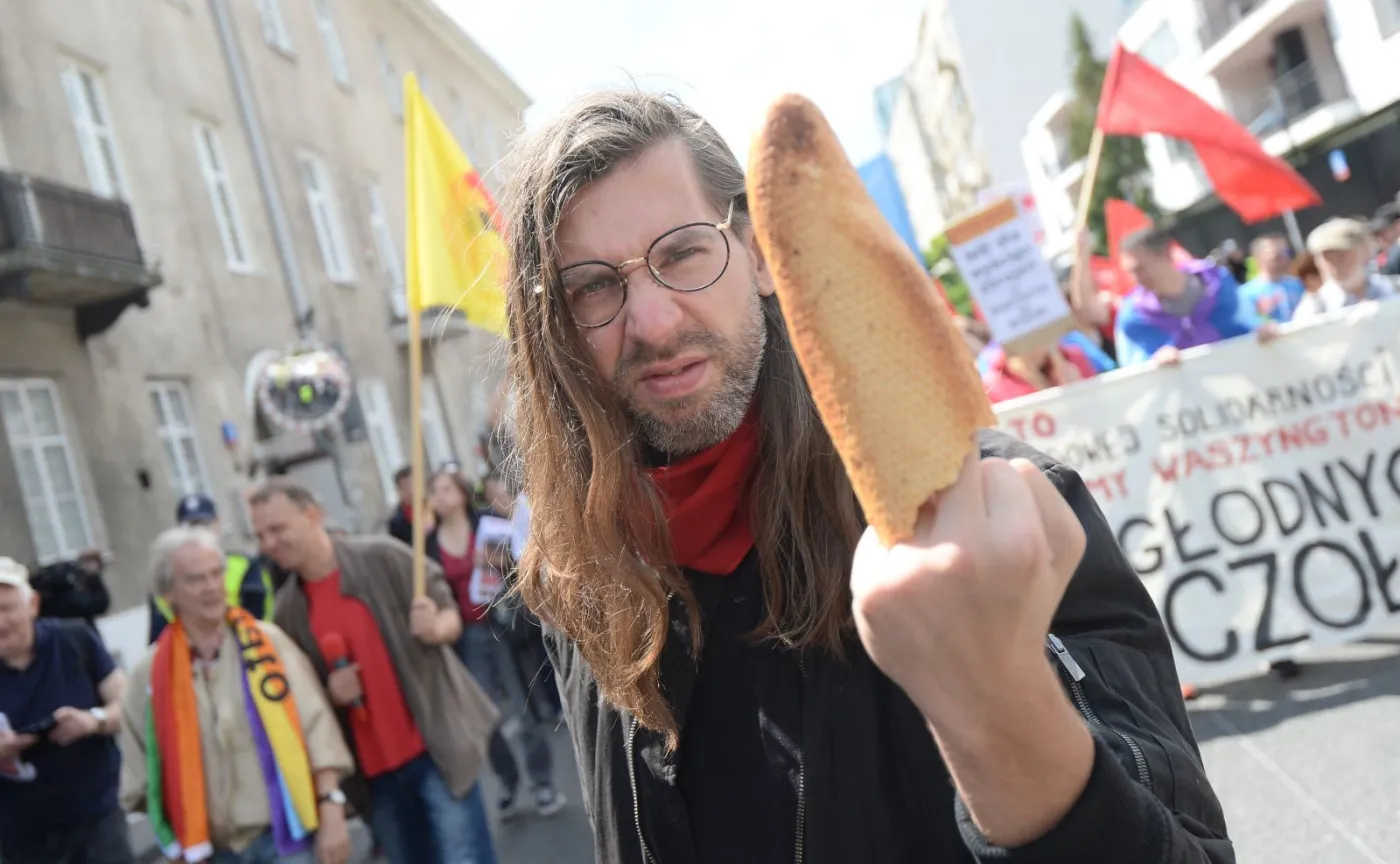 Demonstracja pod hasłem "Pieniądze dla głodnych, nie na czołgi", zorganizowana przez Inicjatywę Stop wojnie przy skwerze Wolnego Słowa w Warszawie