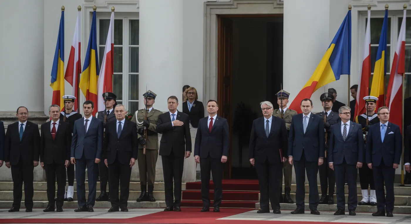 Prezydent Polski Andrzej Duda (5P) i prezydent Rumunii Klaus Werner Iohannis (5L), podczas ceremonii oficjalnego powitania na dziedzinicu Belwederu w Warszawie, 10 bm. Obok stoją: minister spraw zagranicznych Witold Waszczykowski (4P), szef gabinetu prezydenta RP Adam Kwiatkowski (3P), szef BBN Paweł Soloch (2P) i sekretarz stanu w KPRP Krzysztof Szczerski (P) oraz minister spraw zagranicznych Rumunii Lazar Comanescu (4L)