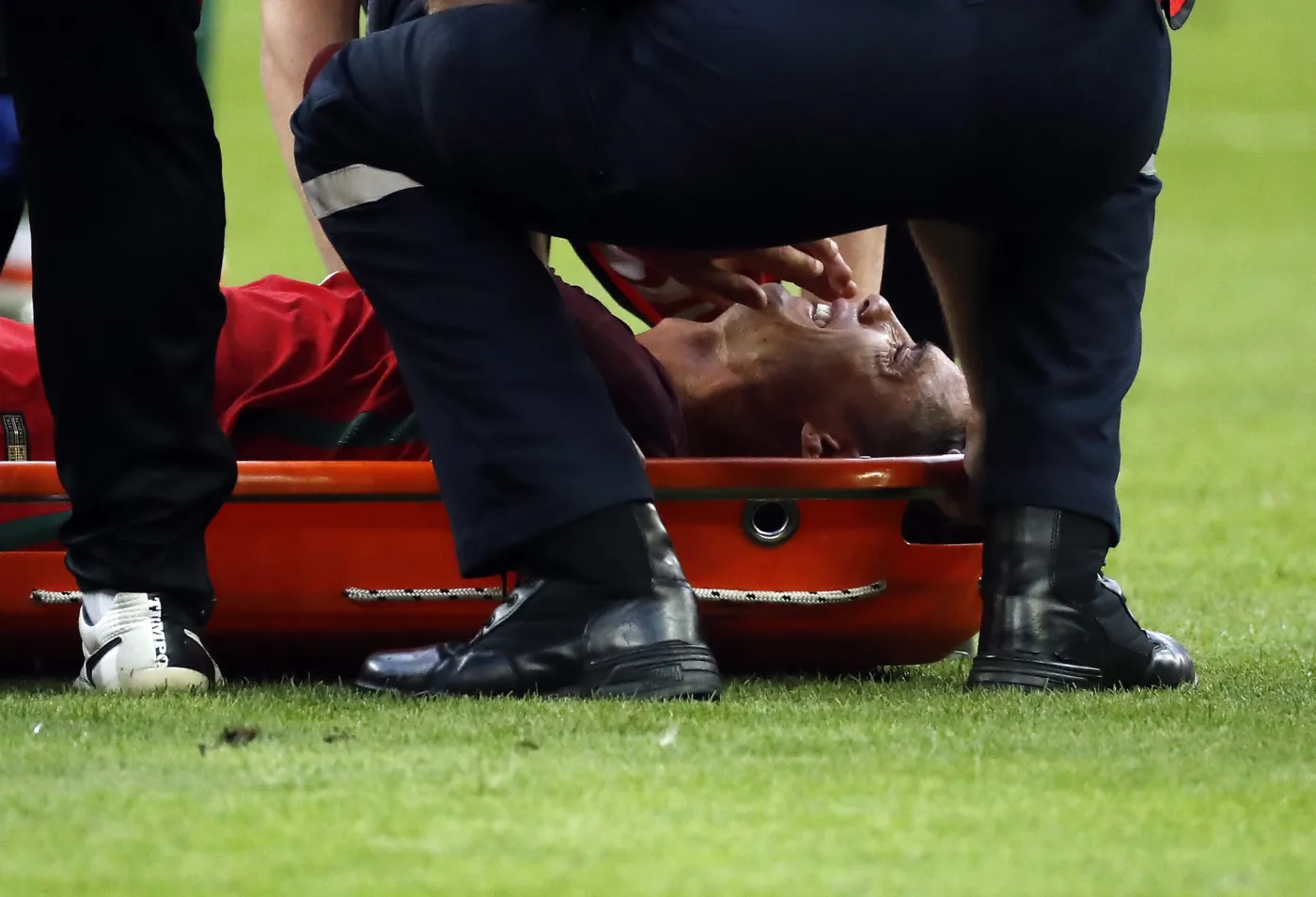 Kontuzjowany Ronaldo zniesiony z boiska. Płakał z bólu [ZDJĘCIA]