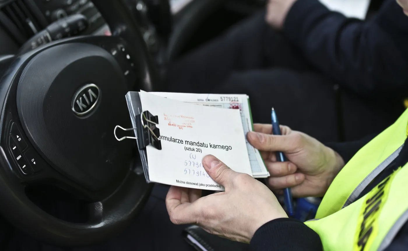 Policjant z bloczkiem mandatów