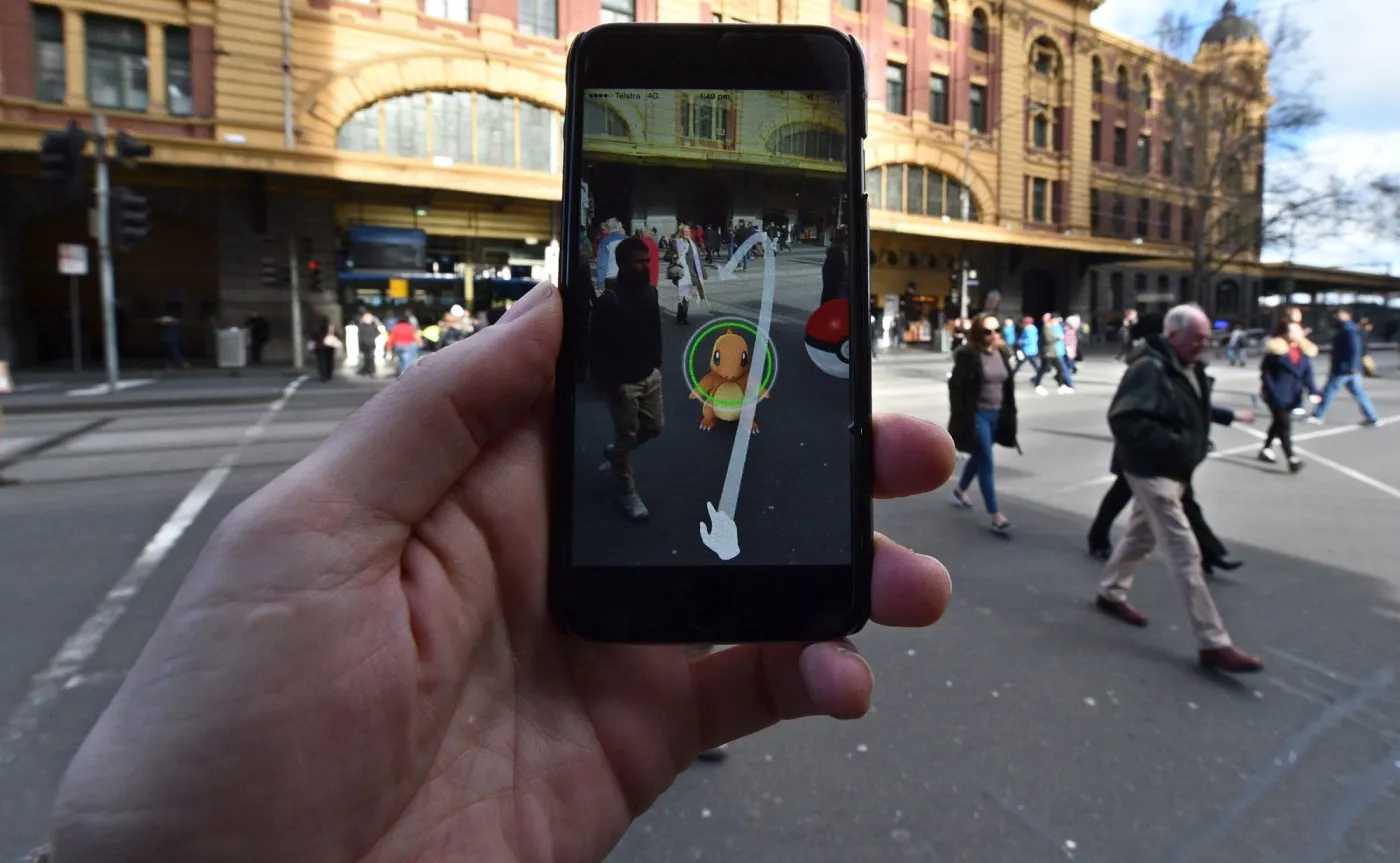 Człowiek używa aplikacji Pokemon GO w Australii