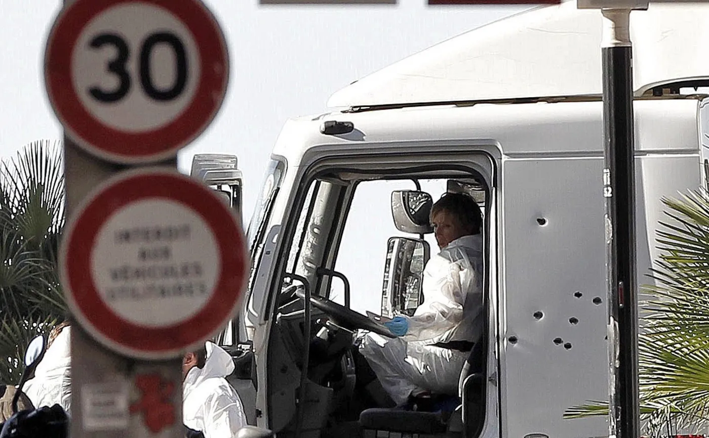 Eksperci na miejscu zamachu w Nicei