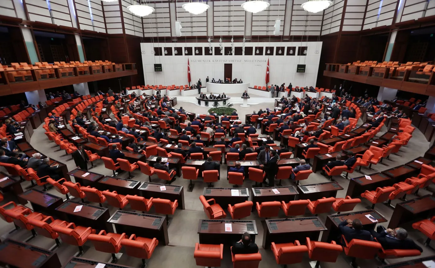 Turecki parlament wprowadza stan wyjątkowy