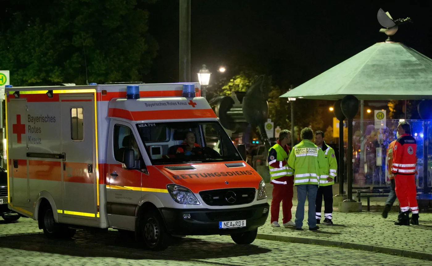 Ratownicy na miejscu ataku w Ansbach