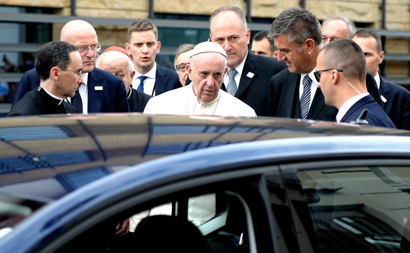 Papież Franciszek przed Szpitalem Uniwersteckim w Krakowie