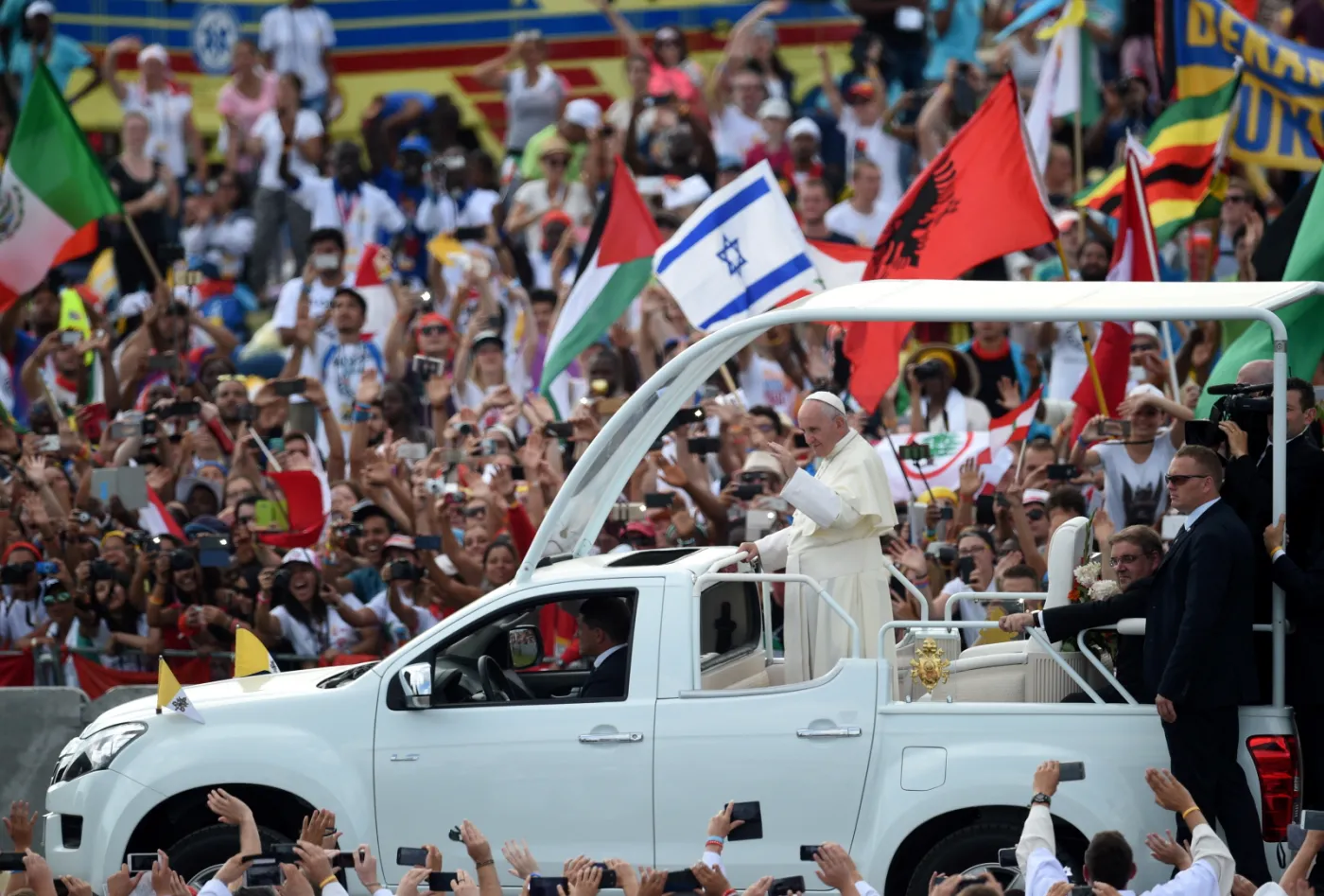 Papież Franciszek wśród wiernych w Brzegach