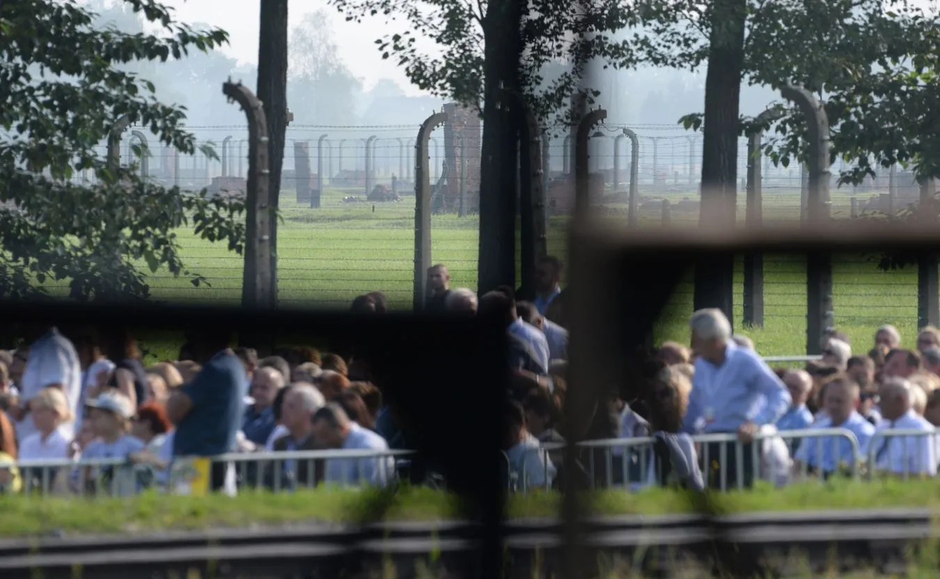 Pielgrzymi oczekują na papieża w Auschwitz