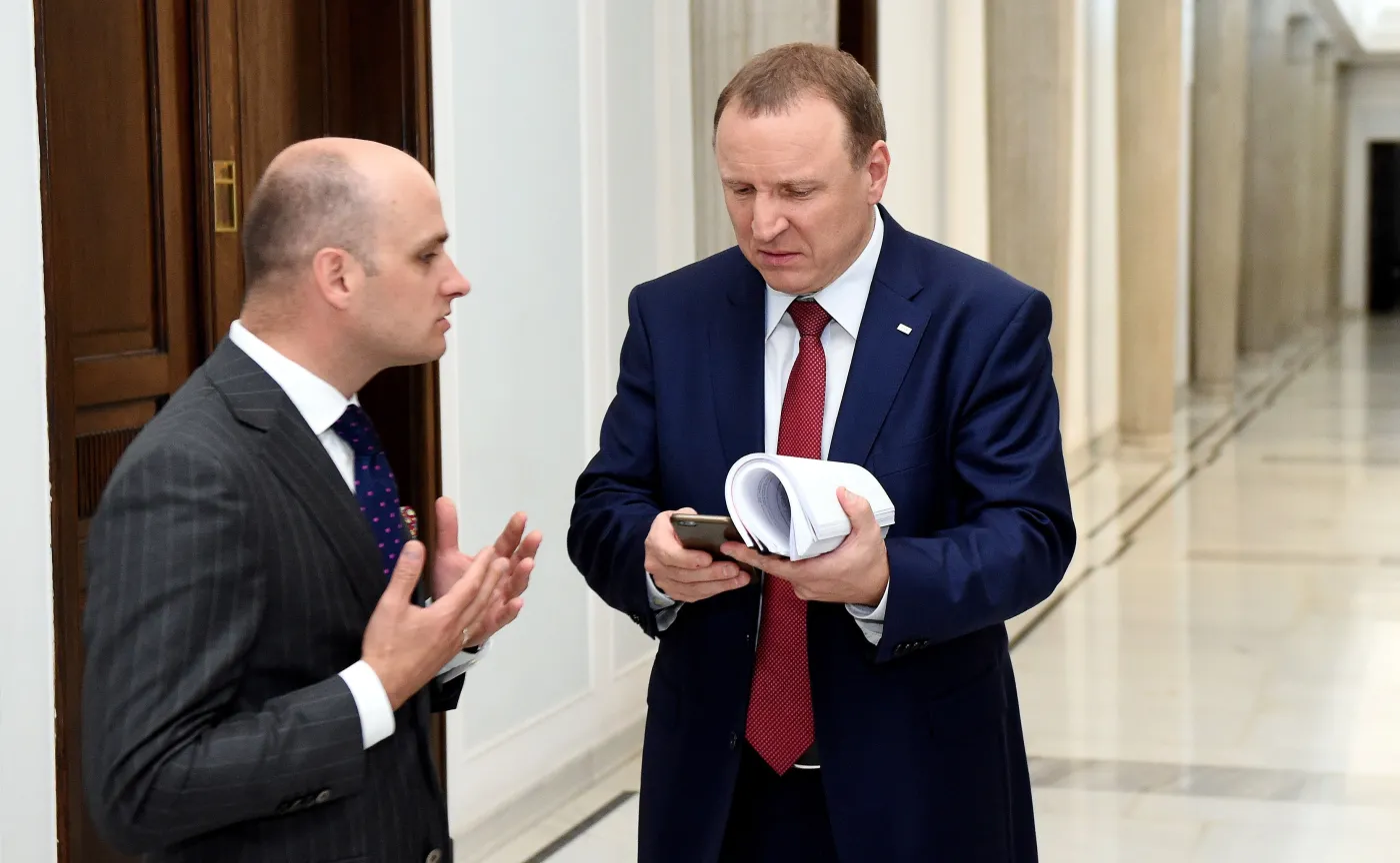 Szef rady nadzorczej TVP Dariusz Lasocki (L) i Jacek Kurski (P) po posiedzeniu Rady Mediów Narodowych w Sejmie