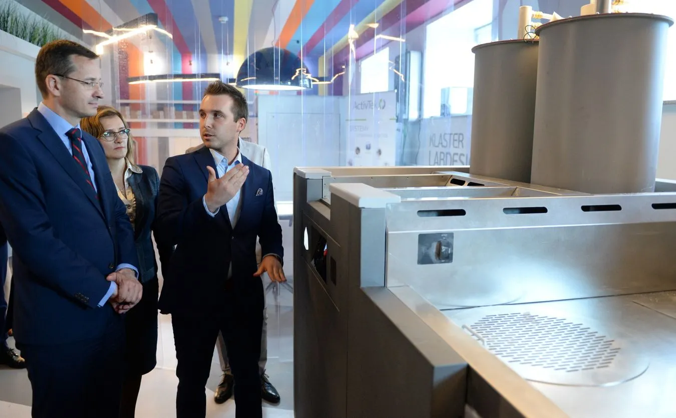 Wicepremier i minister rozwoju Mateusz Morawiecki zwiedza Kielecki Park Technologiczny w Kielcach