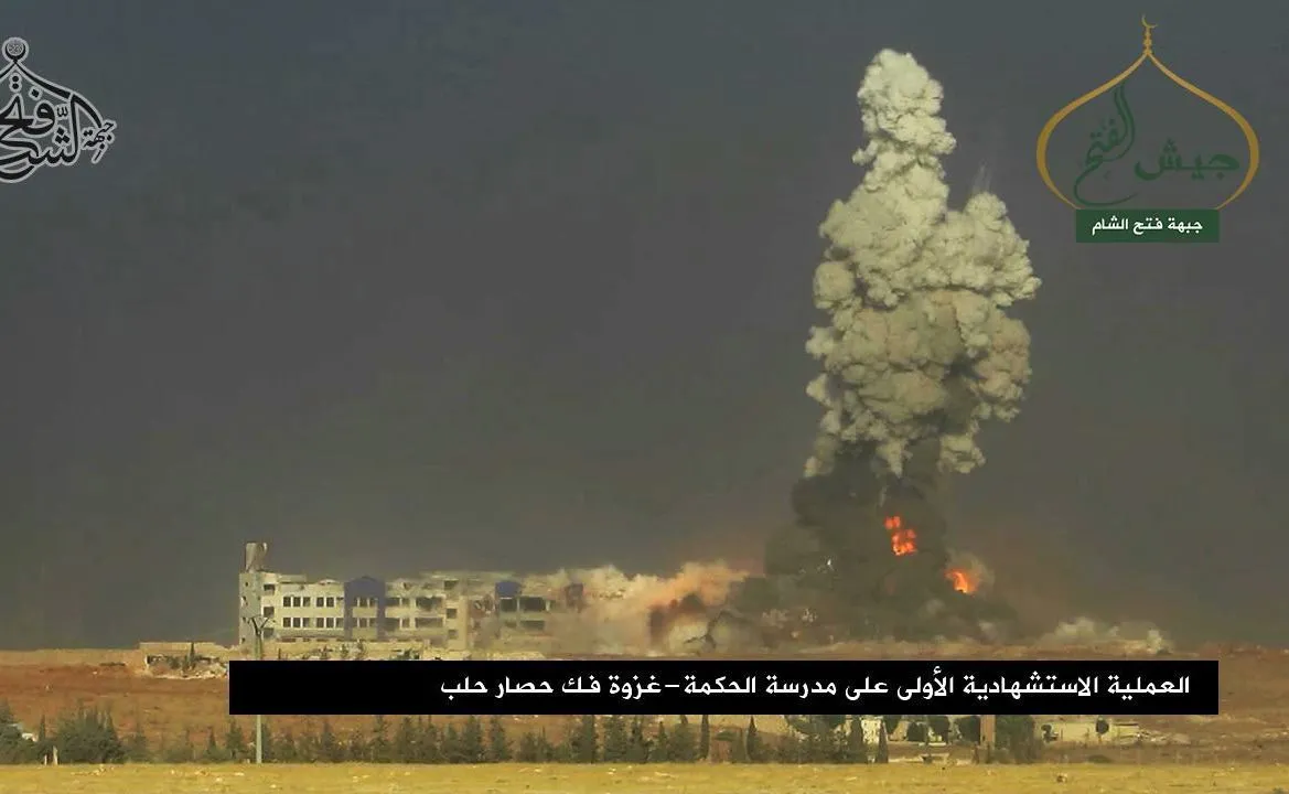 Eksplozja po zamachu samobójczym zorganizowanym przez syryjskich bojowników w czasie bitwy o Aleppo