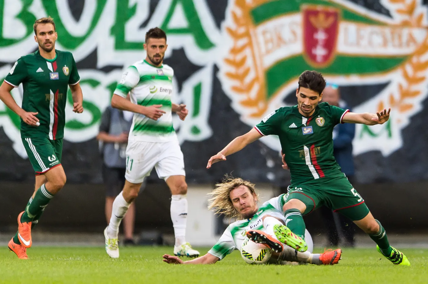 Zawodnik Śląska Wrocław Augusto (P) i Milos Krasic (2P) z Lechii Gdańsk