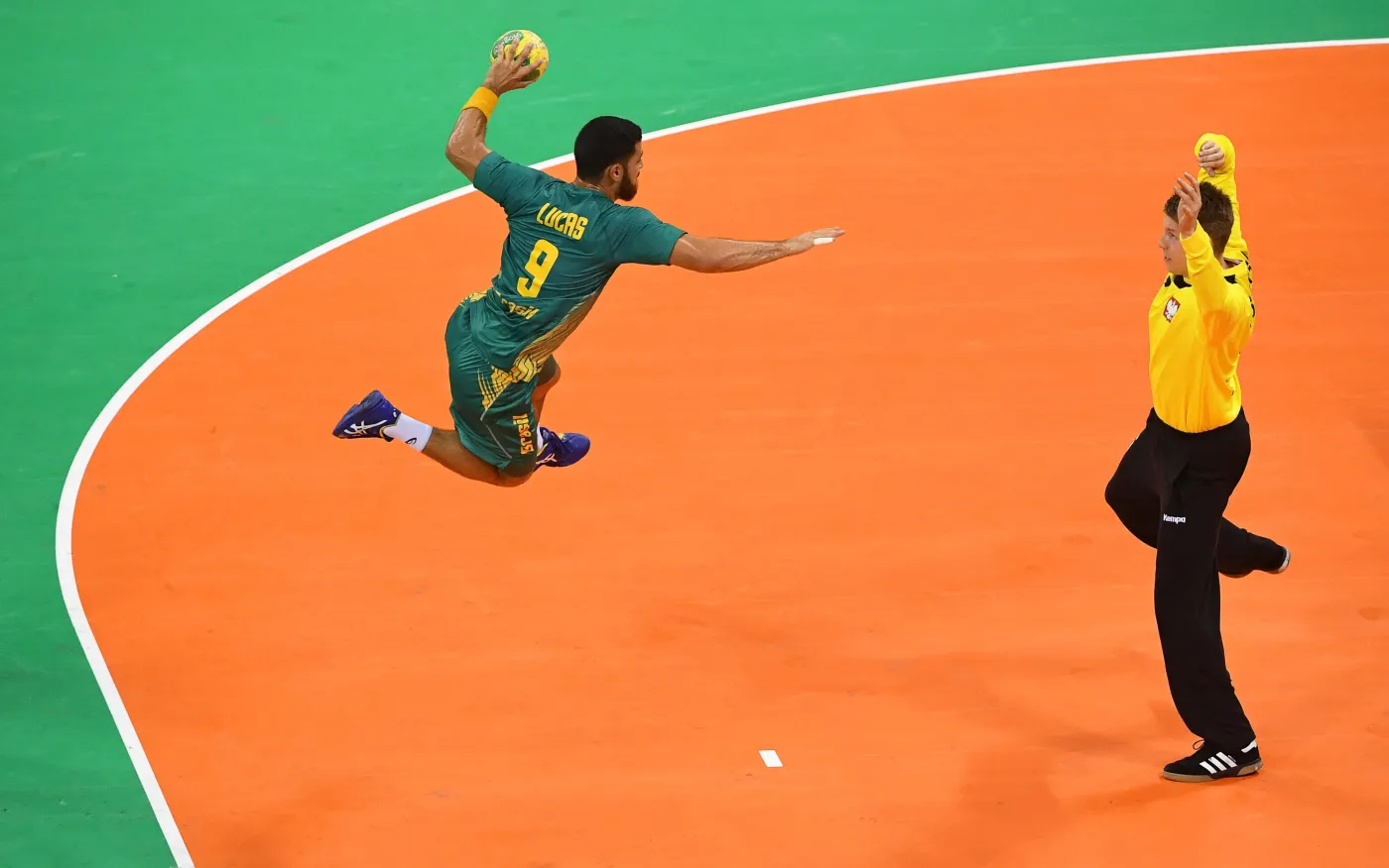 Polscy szczypiorniści walkę o medal zaczęli od porażki z gospodarzami igrzysk