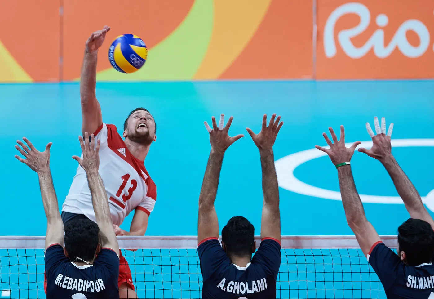 Michał Kubiak (2L) oraz Irańczcy H. Milad Ebadipour Ghara (L), Adel Gholami (2P) i Shahram Mahmoudi (P)