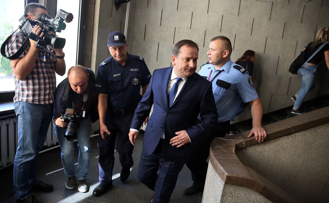 Tomasz Arabski wychodzi z sądu