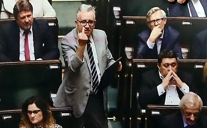 PO chce kary za "środkowy palec" posła PiS. "To był szczyt chamstwa i bezczelne zachowanie"