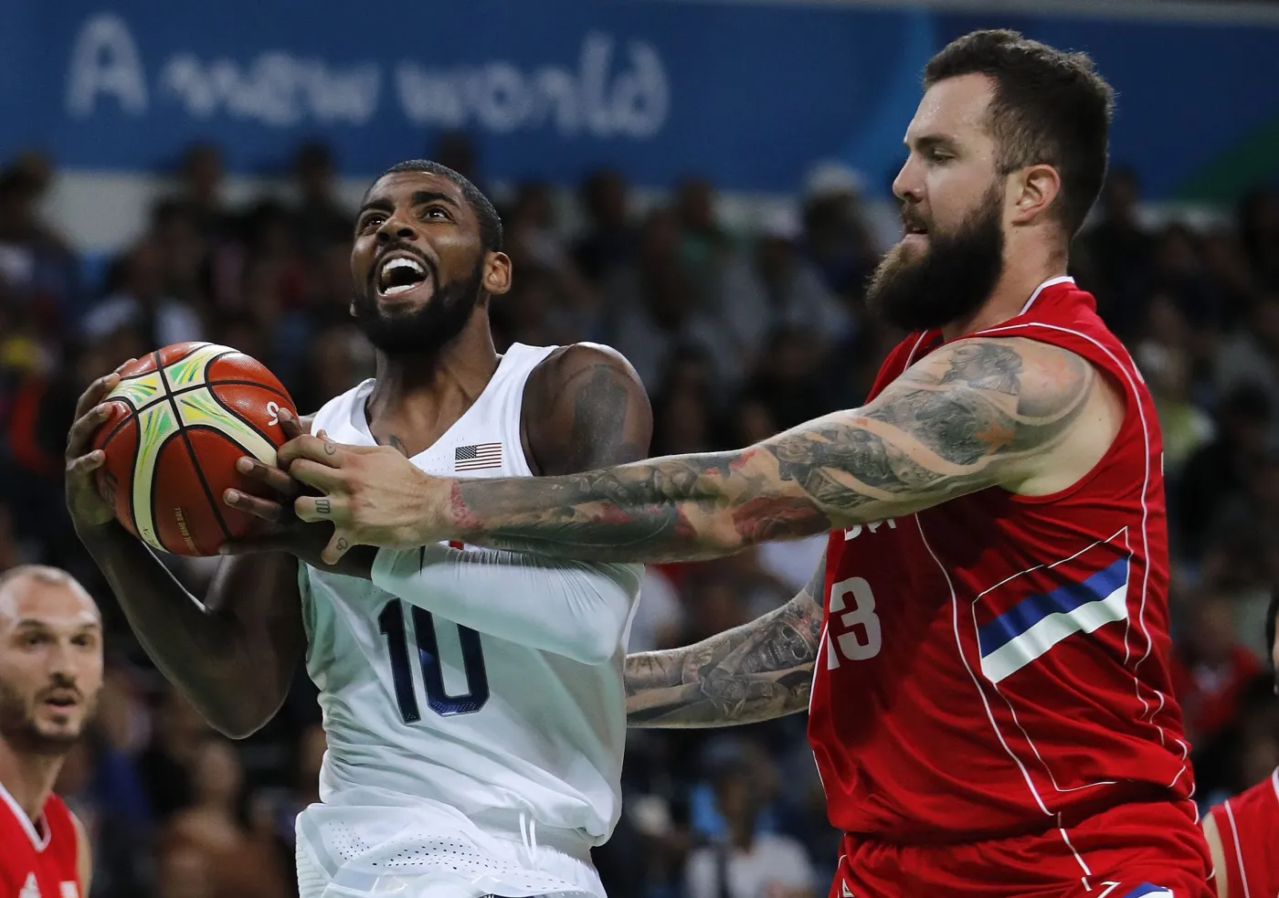 Kyrie Irving i Miroslav Raduljica