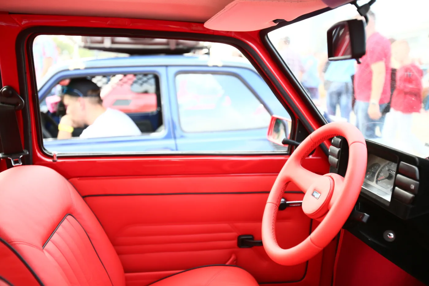 9362841-wystawa-fiatow-126p-przed-palacem.jpg