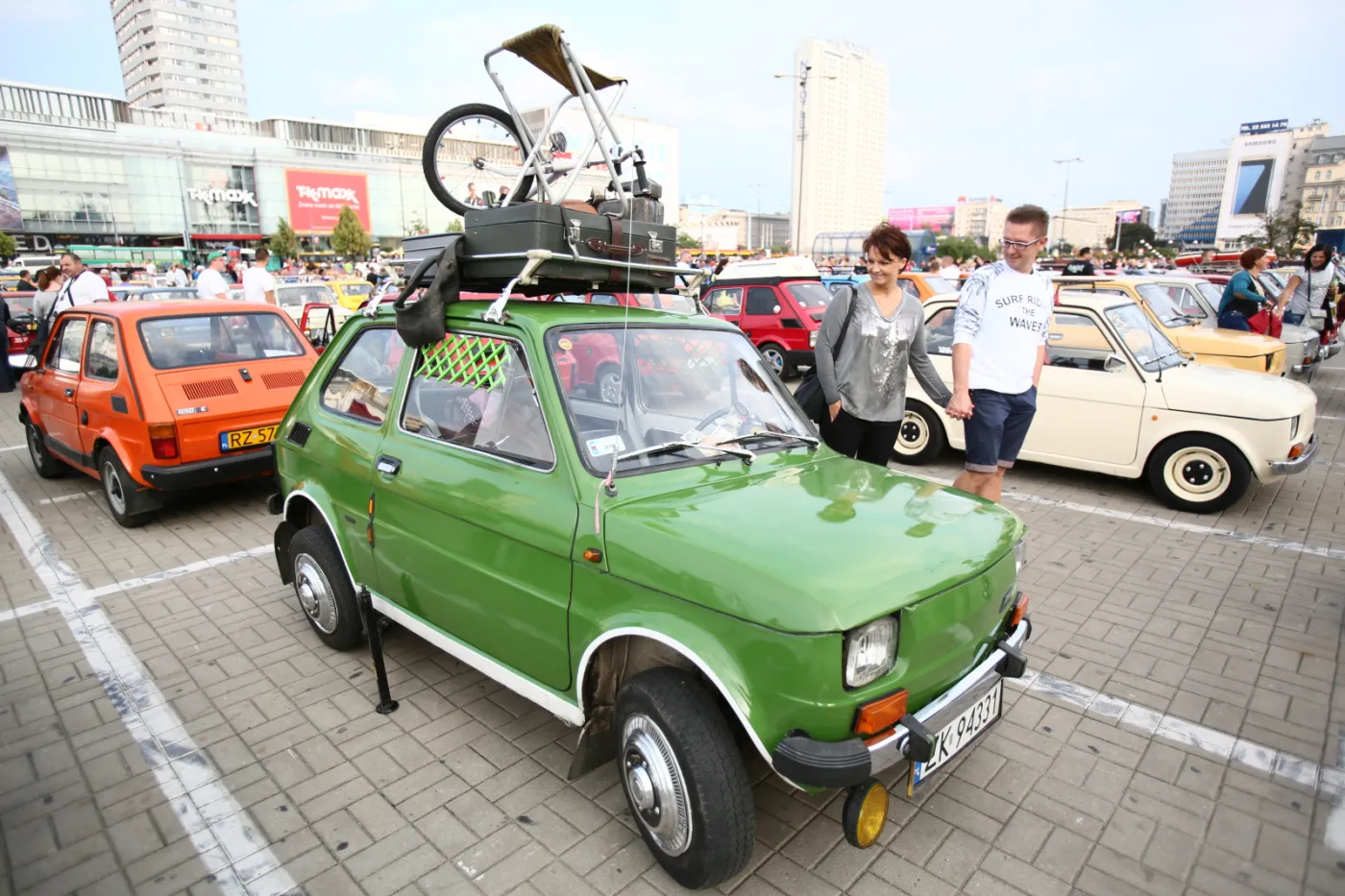 9362873-wystawa-fiatow-126p-przed-palacem.jpg