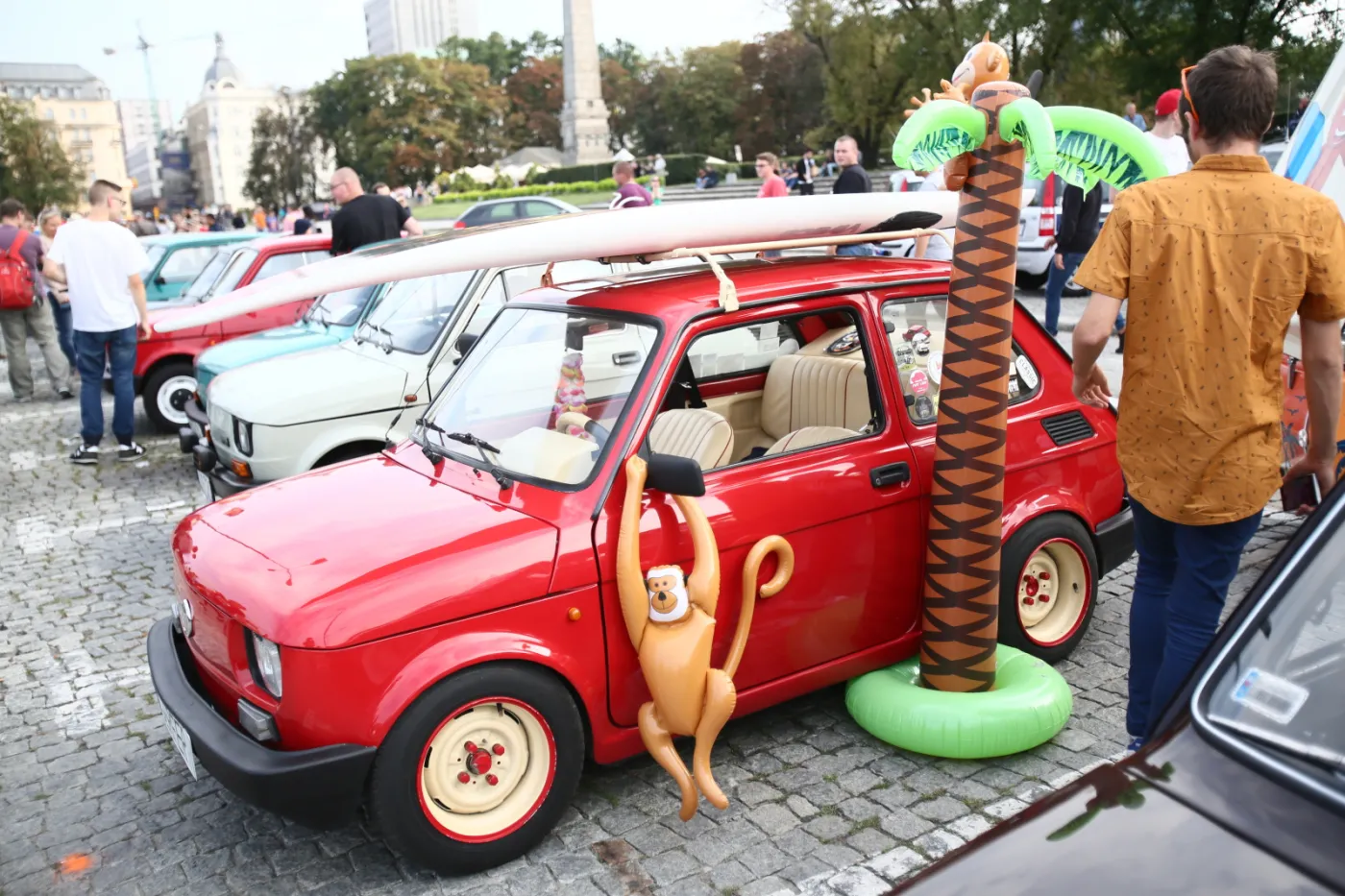 9362905-wystawa-fiatow-126p-przed-palacem.jpg