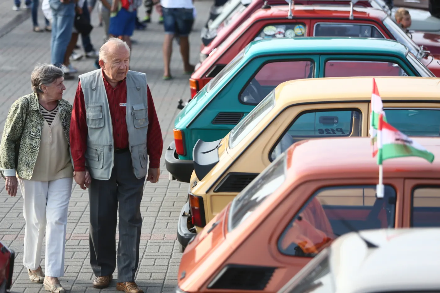 9362969-wystawa-fiatow-126p-przed-palacem.jpg