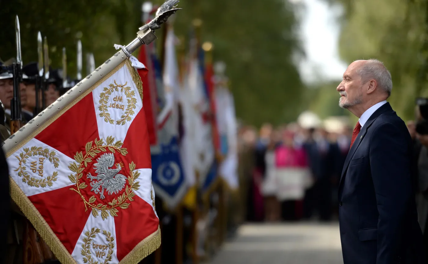 Minister obrony narodowej Antoni Macierewicz podczas uroczystości z okazji 96. rocznicy Cudu nad Wisłą i święta Wojska Polskiego w podwarszawskim Ossowie
