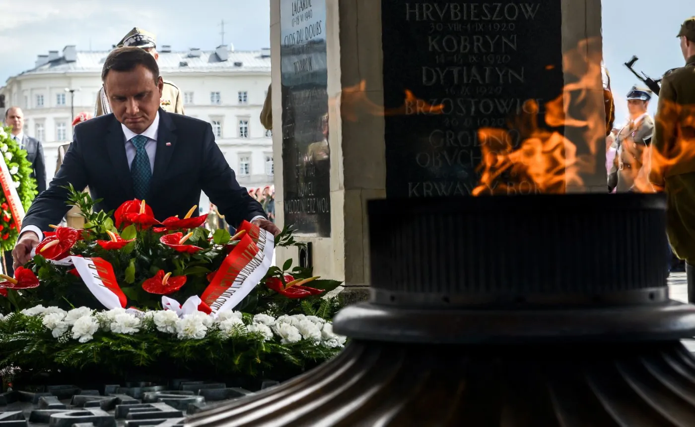 Andrzej Duda podczas uroczystości odsłonięcia tablicy poświęconej "Żołnierzom Wyklętym" na filarze Grobu Nieznanego Żołnierza