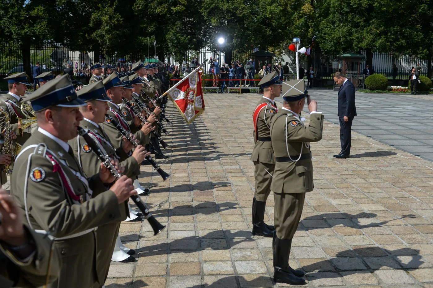 9367428-defilada-z-okazji-swieta-wojska.jpg