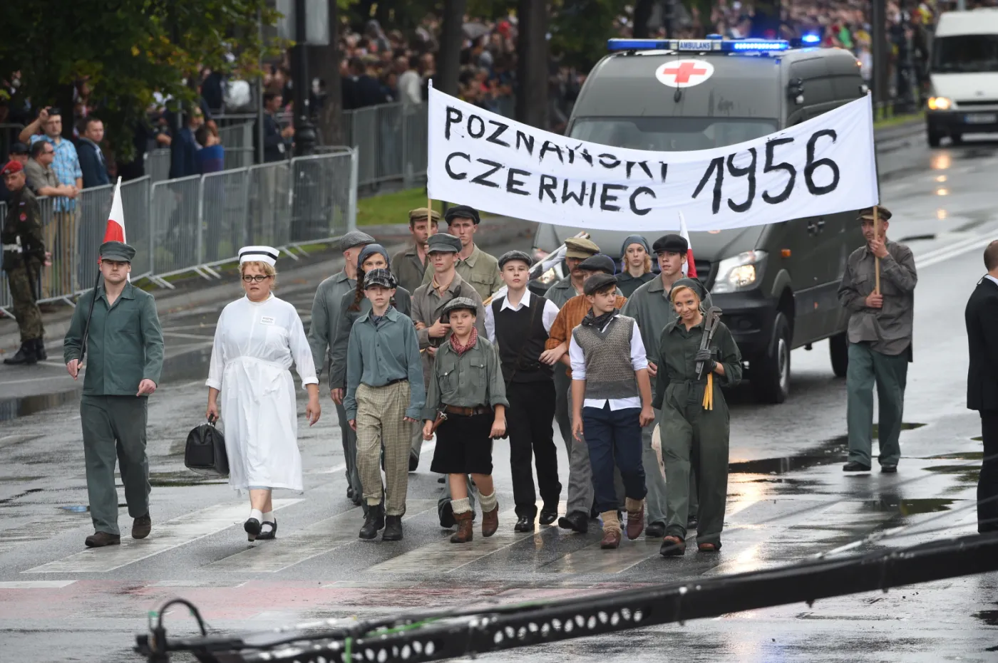 9367588-defilada-z-okazji-swieta-wojska.jpg