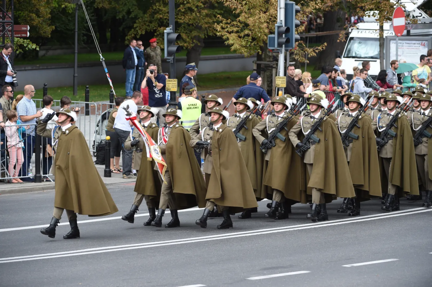 9367108-defilada-z-okazji-swieta-wojska.jpg