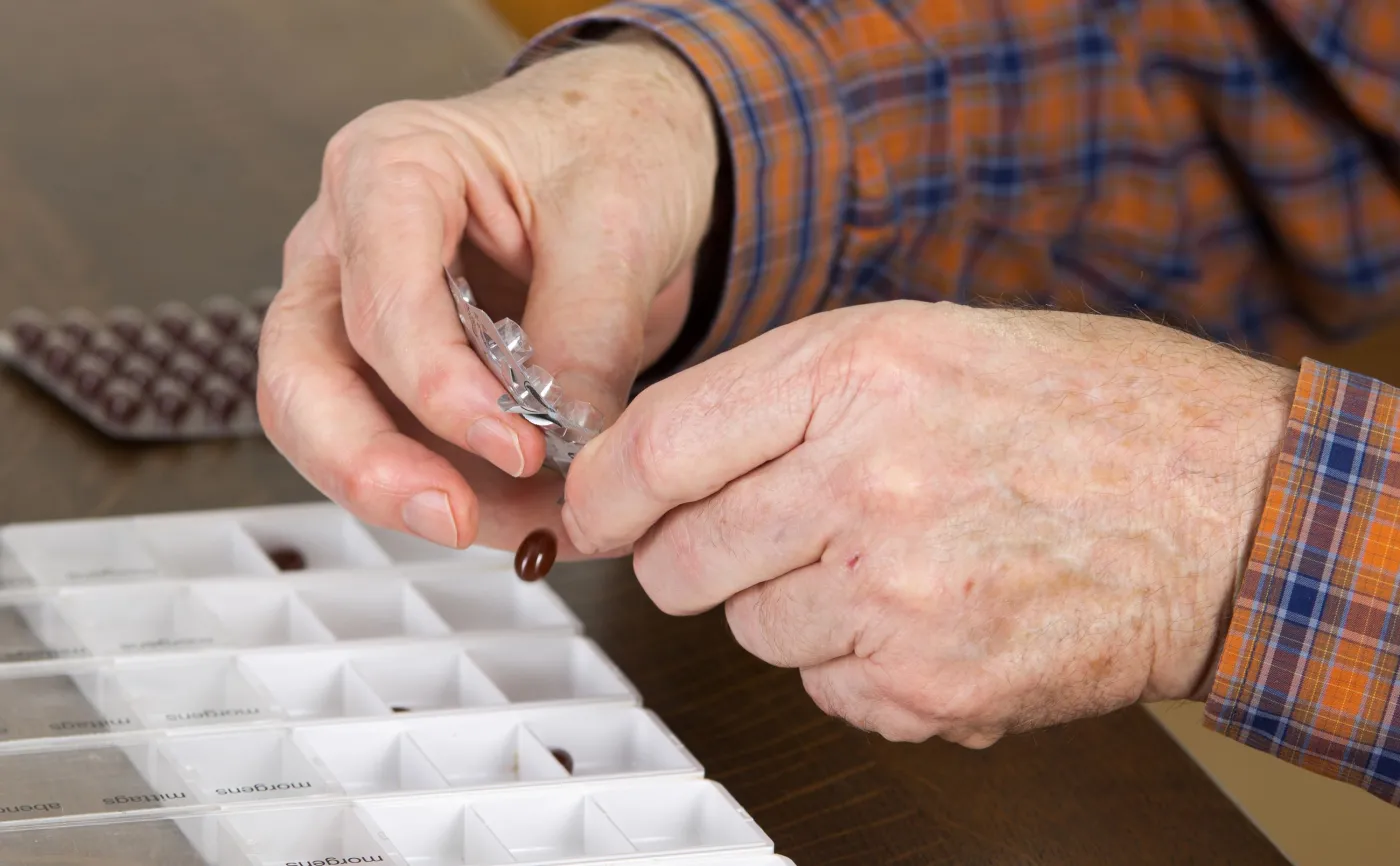 Starszy mężczyzna bierze leki