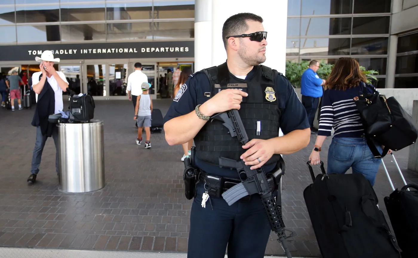 Policjant na lotnisku w Los Angeles