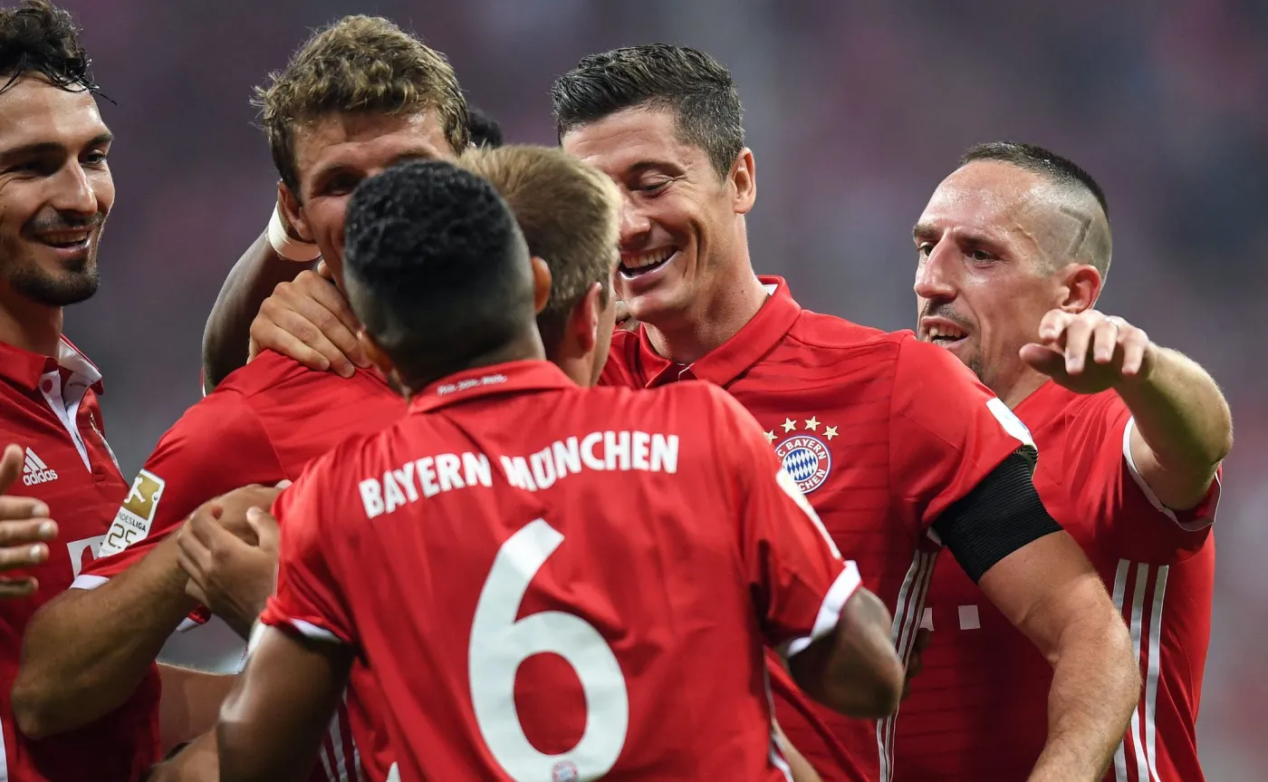 Robert Lewandowski fetuje gola