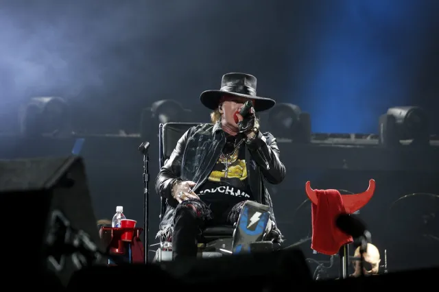 Axl Rose po raz pierwszy zaśpiewał z AC/DC. Zobacz ZDJĘCIA i WIDEO!