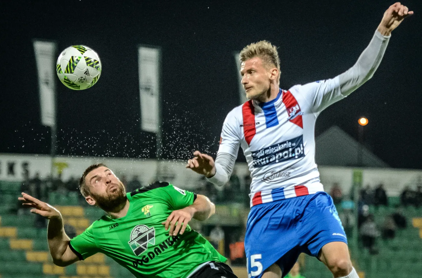 Zawodnik Górnika Łęczna Grzegorz Piesio (L) i Adam Mójta (P) z Podbeskidzia Bielsko-Biała