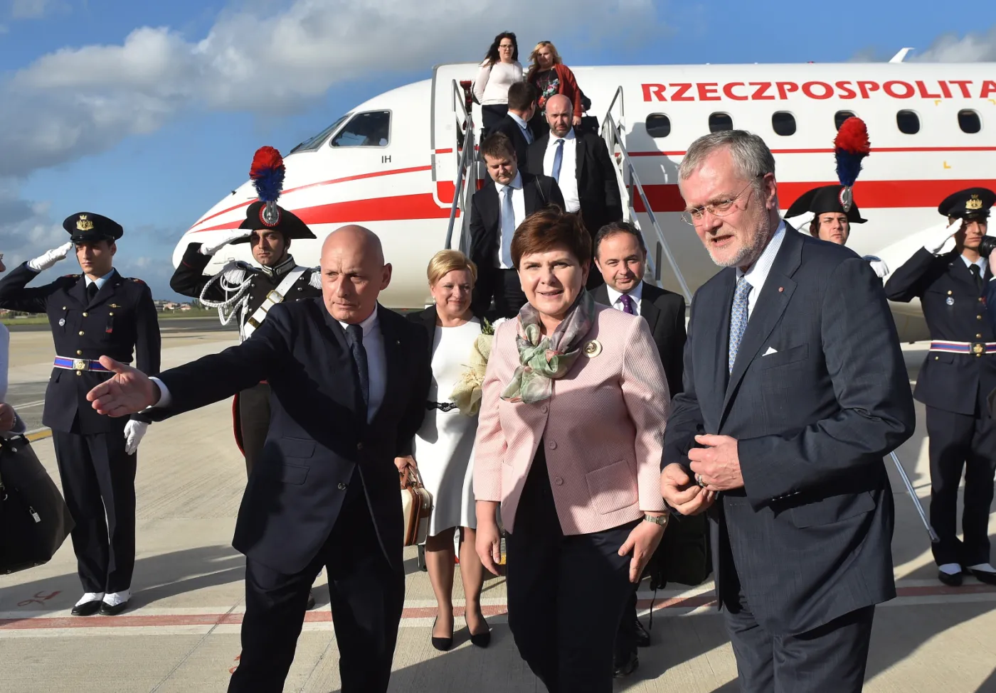 9036686-papiez-franciszek-przyjal-premier.jpg
