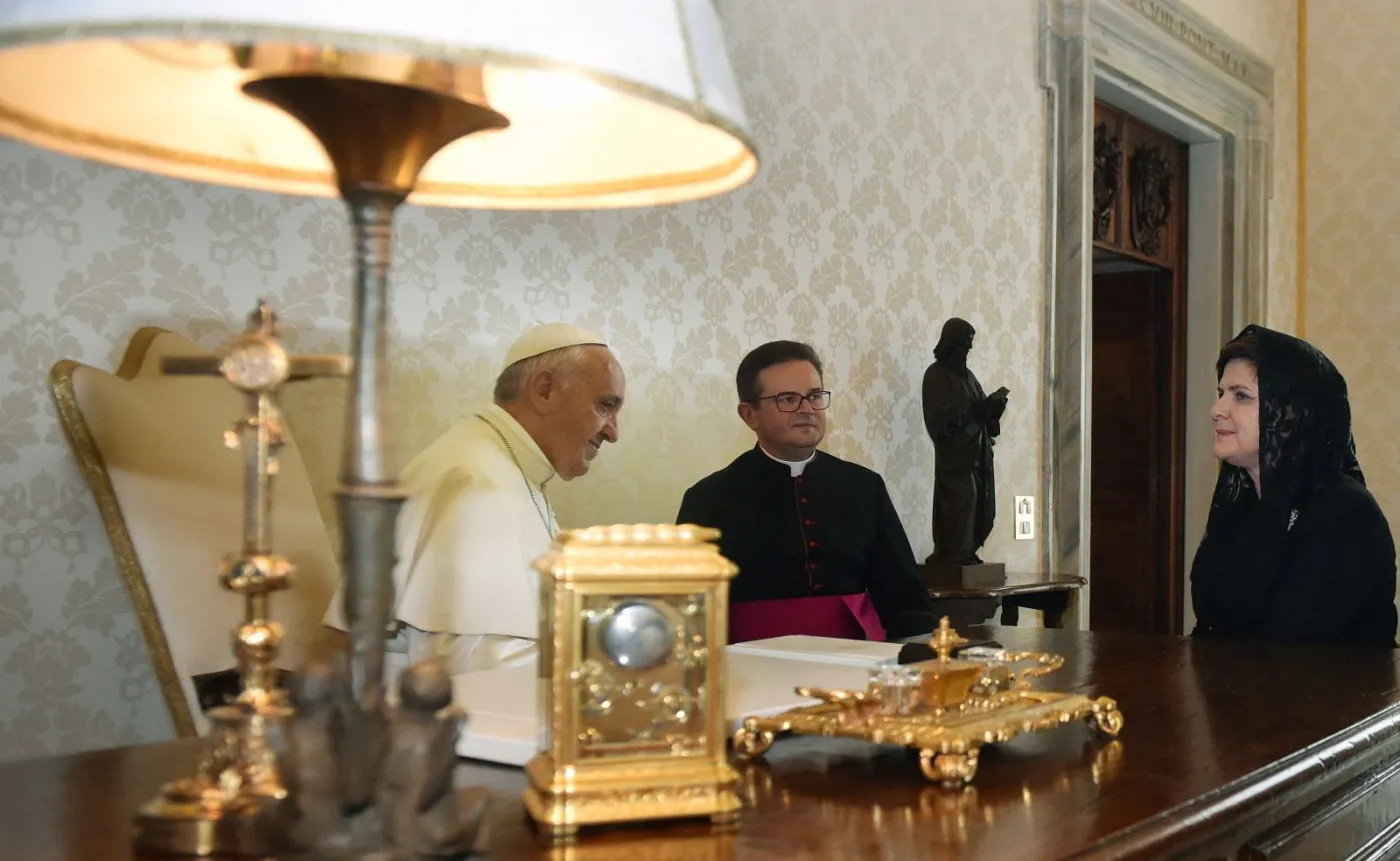 9036839-papiez-franciszek-przyjal-premier.jpg