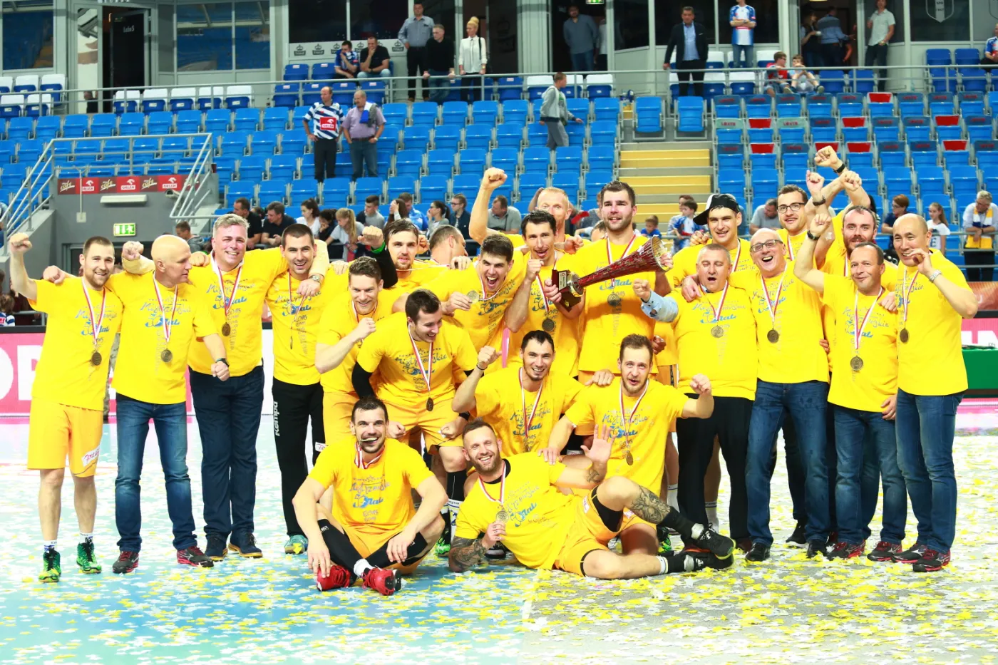 Ekipa Vive Tauron Kielce podczas dekoracji medalowej, po zwycięstwie w trzecim meczu finałowym Ekstraklasy piłkarzy ręcznych przeciwko Orlenowi Wiśle Płock