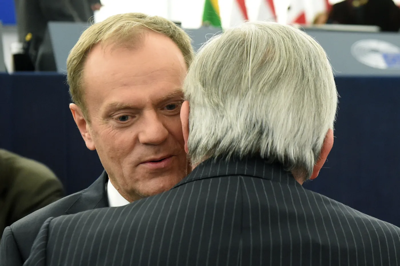 Przewodniczący Rady Europejskiej Donald Tusk i szef Komisji Europejskiej Jean-Claude Juncker podczas posiedzenia Parlamentu Europejskiego w Strasburgu