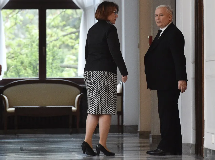 Biodra jak u Kardashianki! Wzorzysta spódnica zniekształciła rzeczniczkę PiS. FOTO