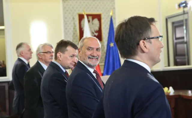 Szef MON ogłasza wysłanie okrętów na Morze Egejskie. Tymczasem jednostki wciąż tkwią w porcie