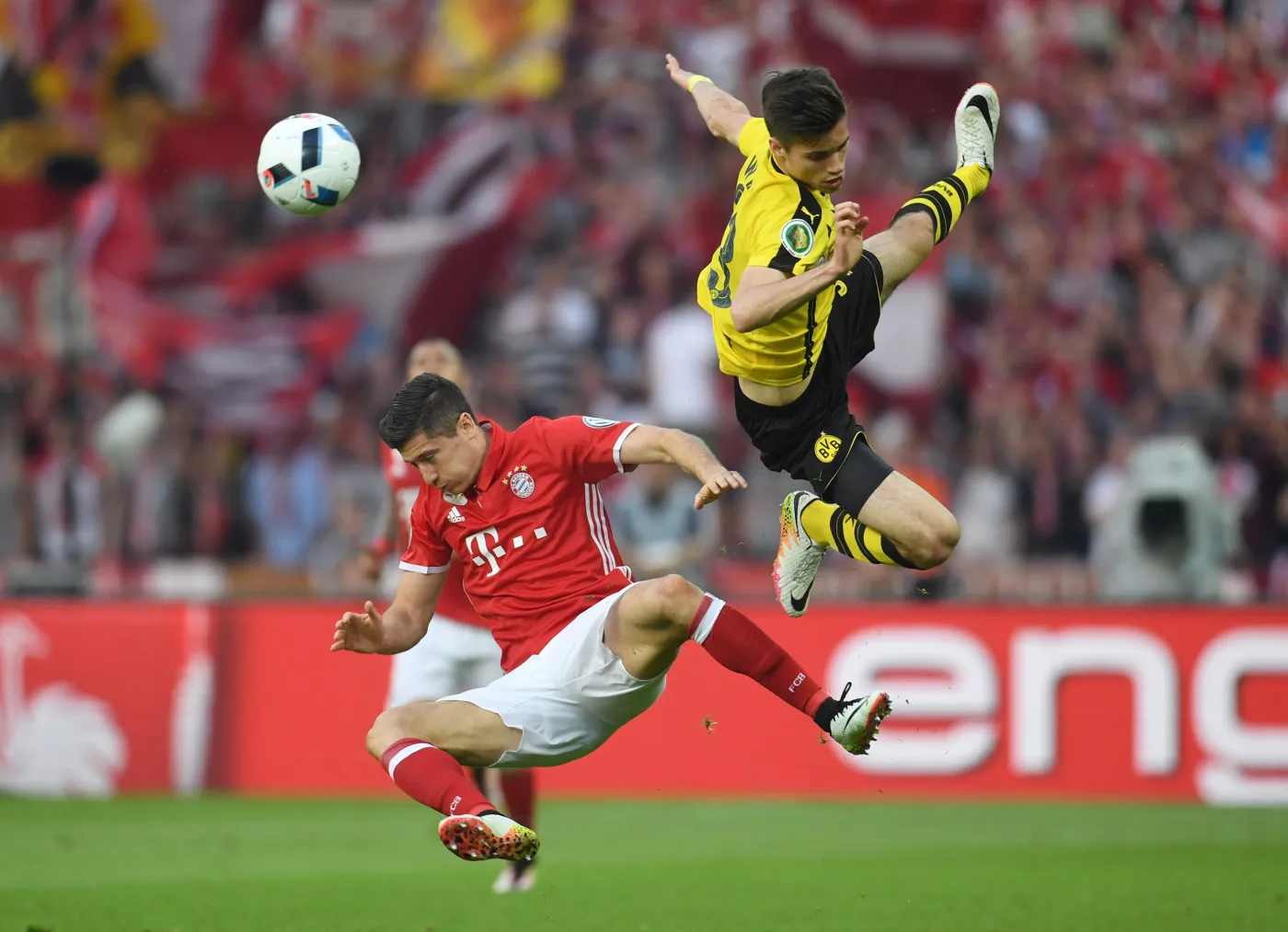 Julian Weigl i Robert Lewandowski