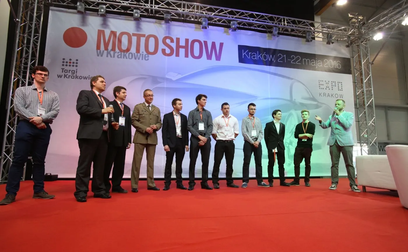 9069170-tworcy-premiera-na-scenie-moto.jpg
