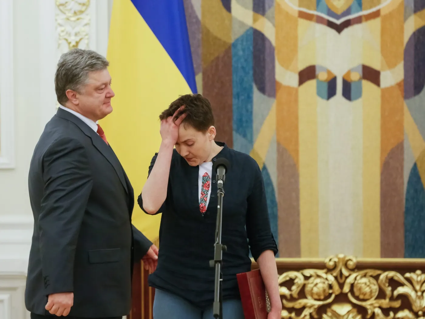 9081826-nadia-sawczenko-i-prezydent-petro.jpg