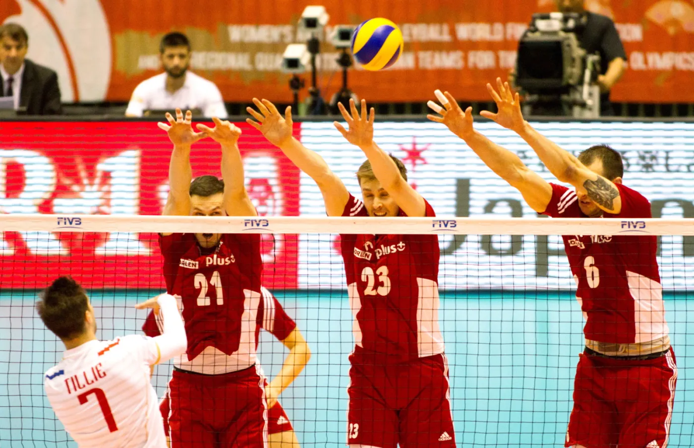 Rafał Buszek (2L), Mateusz Bieniek (2P) i Bartosz Kurek (P) oraz Francuz Kevin Tillie (L) podczas meczu Polska - Francja, w trakcie interkontynentalnego turnieju kwalifikacyjnego do Igrzysk Olimpijskich w Rio