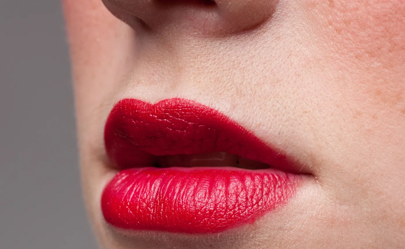 Usta pomalowane czerwoną szminką