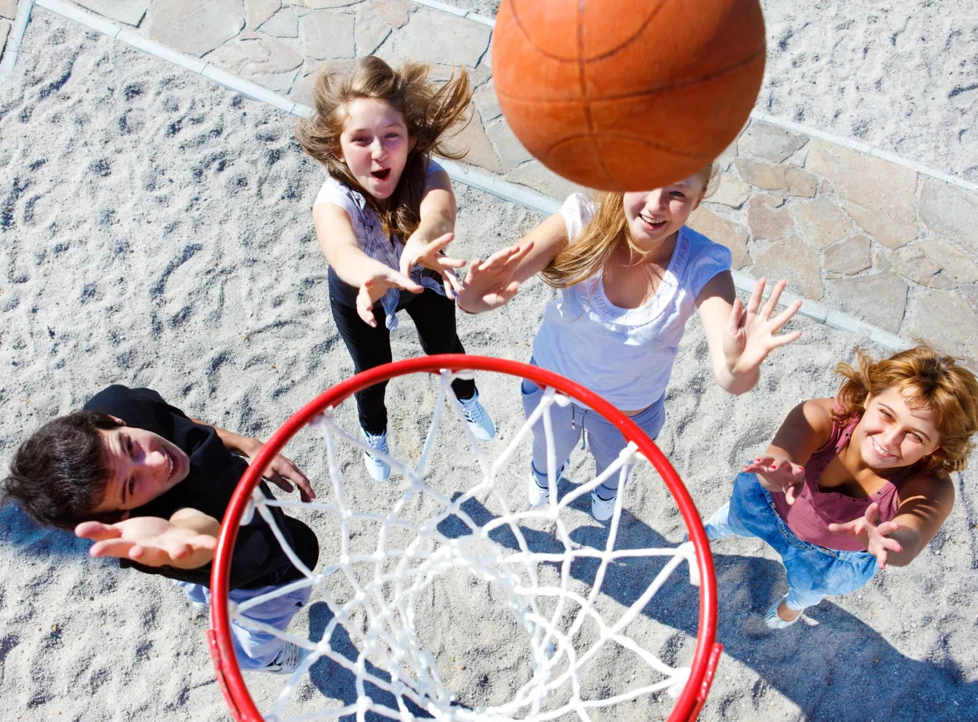 Nastolatki grają w koszykówkę