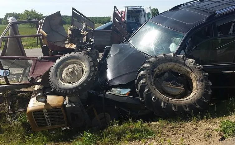 Auto Cimoszewicza po zderzeniu z ciągnikiem