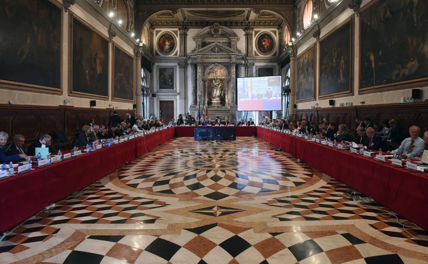 Obrady Komisji Weneckiej w Scuola Grande di San Giovanni Evangelista
