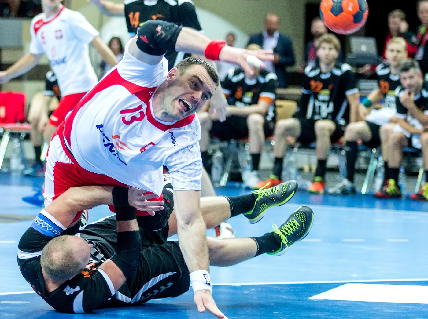 Bartosz Jurecki (wyżej) i Holender Leon Van Schie podczas meczu eliminacyjnego do mistrzostw świata piłkarzy ręcznych w Katowicach